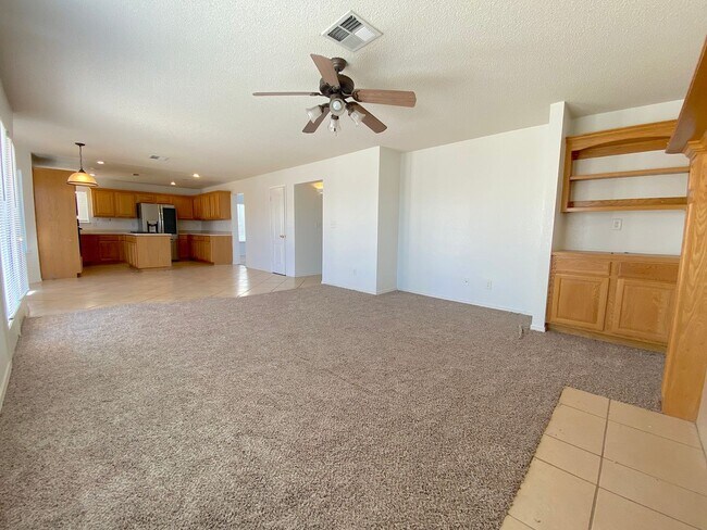 Building Photo - East El Paso 5Bed/3Bath Refrig A/C!