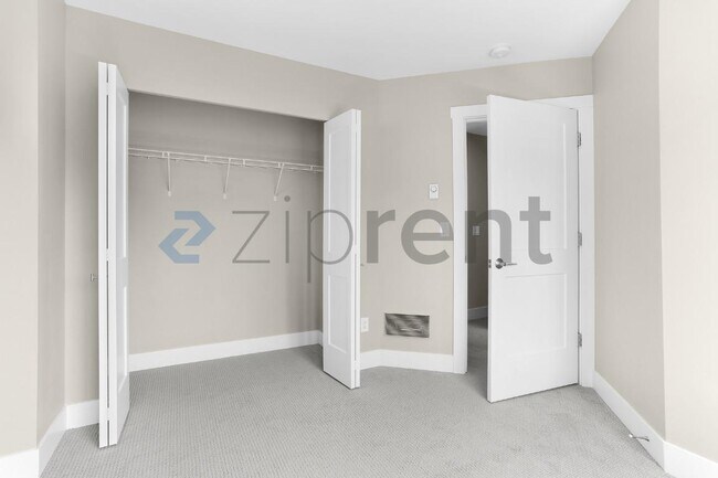 Building Photo - Unit B