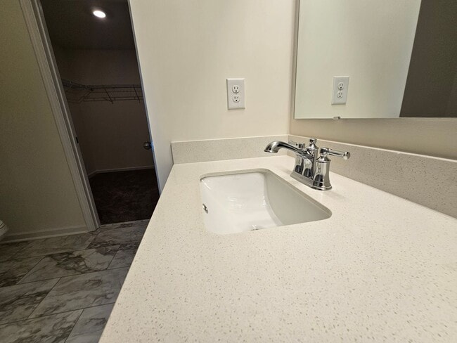 Building Photo - Like New townhome in Monroe!