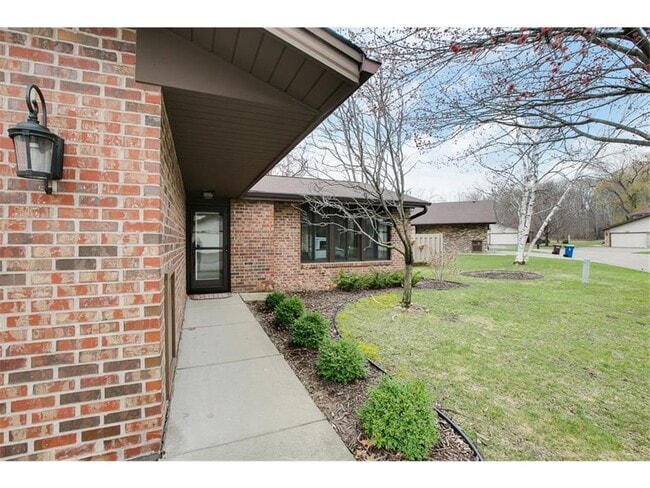 Building Photo - 1041 Zanzibar Ln N