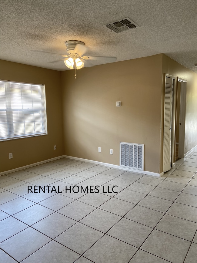 Building Photo - Patio Home, Minutes Away From UCF, Technol...