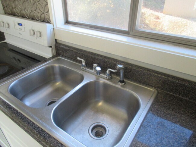 Building Photo - 627 Burson Ave