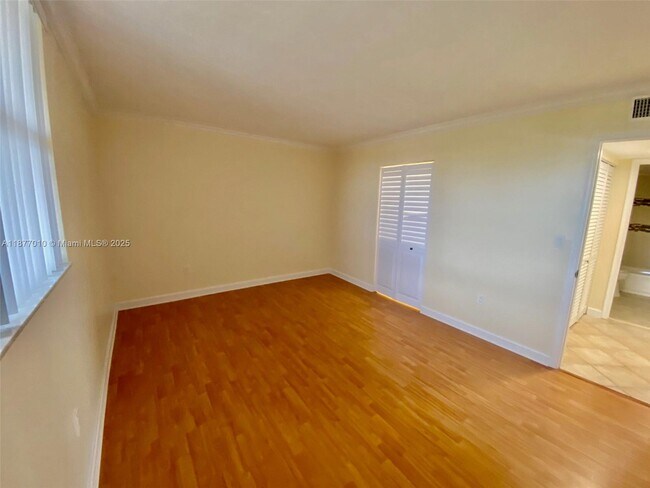 Building Photo - 8881 Fontainebleau Blvd