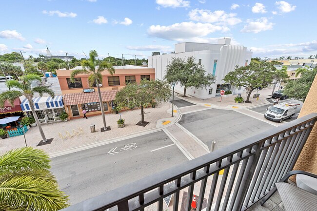 Building Photo - 511 Lucerne Ave