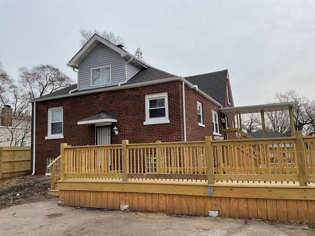 Building Photo - 14846 Woodlawn Ave