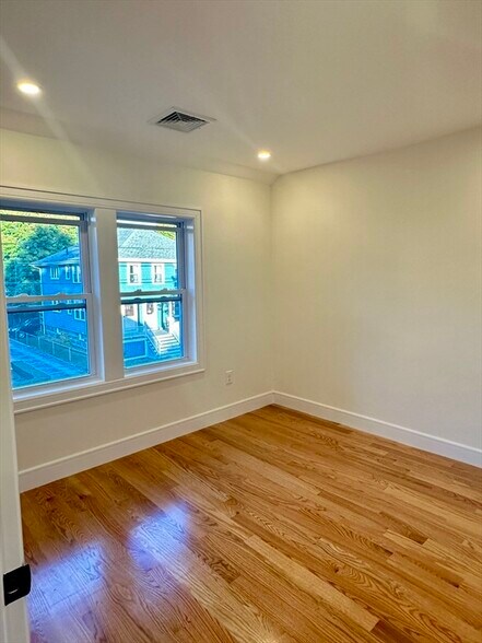 Building Photo - 173 Safford St