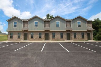 Building Photo - 2-Bedroom Townhouse for Rent in the Heart ...