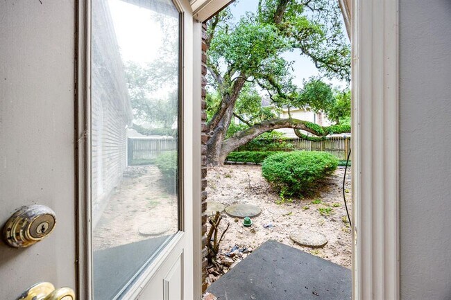 Building Photo - 15726 Walkwood Dr