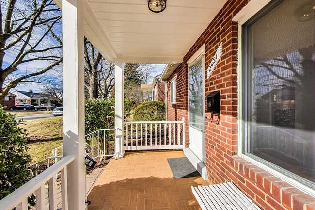 Building Photo - Spacious 3BR/2BA Rambler with Heated Sun-room and Slate Patio!