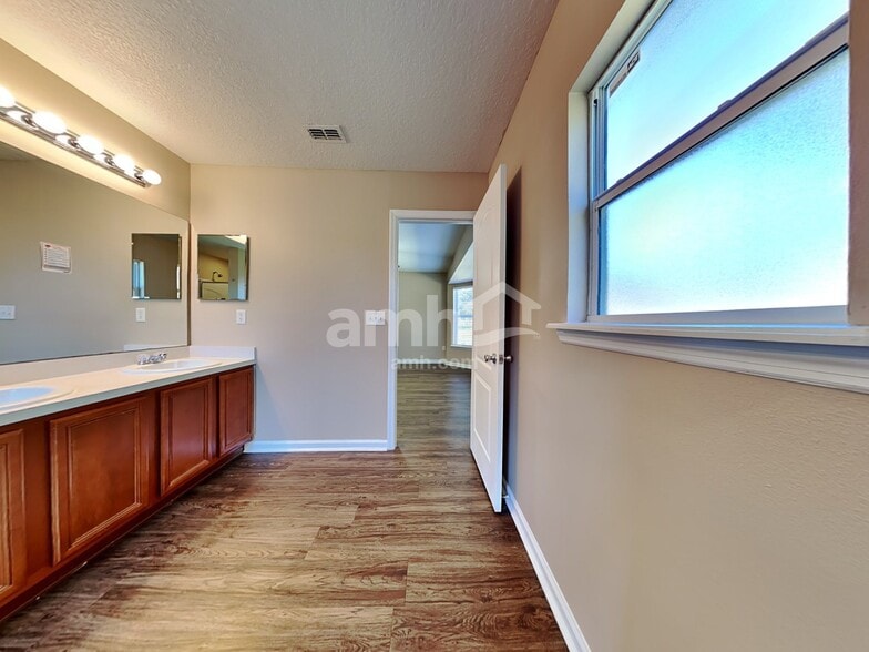 Building Photo - 12618 Wooded Bluff Ct