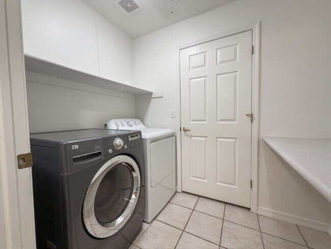 Building Photo - SEPTEMBER FREE RENT!! Spacious, NEWLY RENO...