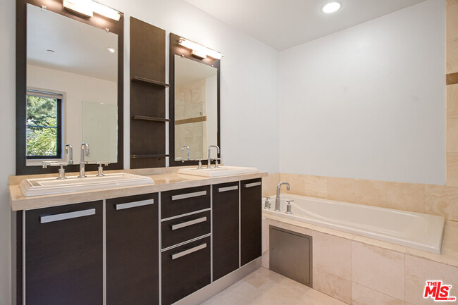 Building Photo - 8788 Shoreham Dr
