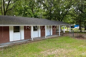 Building Photo - 3 Bedroom/1 Bathroom Home in West Mobile!