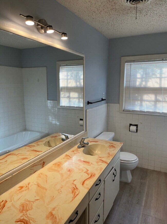 Building Photo - "Charming 3-Bed, 2-Bath Home with Spacious...