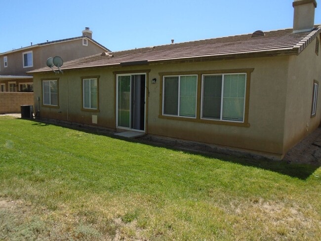 Building Photo - Spacious One Story in West Palmdale with 1...