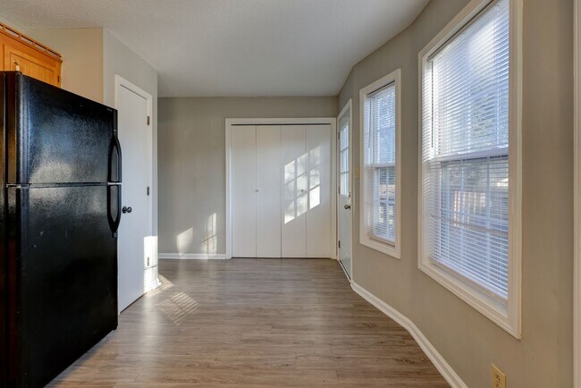 Building Photo - Sweet 3 br 2 ba. in the Heart of St. B.