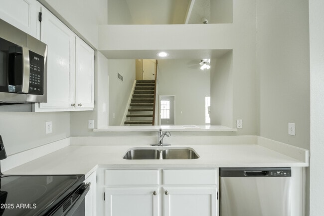 Building Photo - 2229 W Ross Ave