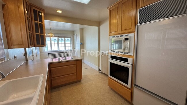 Building Photo - Unique Large 3BD I 2BA Home - Near Gabriel Park!