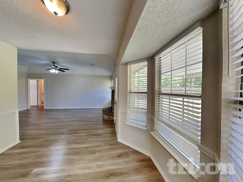 Building Photo - 615 Sherman Dr