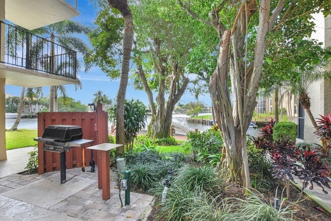 Building Photo - 8 Royal Palm Way