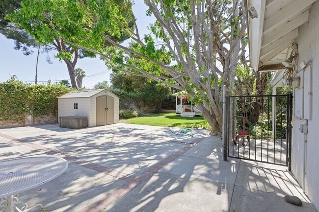 Building Photo - Welcome to this Beautiful Ranch-Style Home...