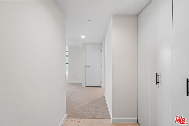 Building Photo - 13700 Marina Pointe Dr