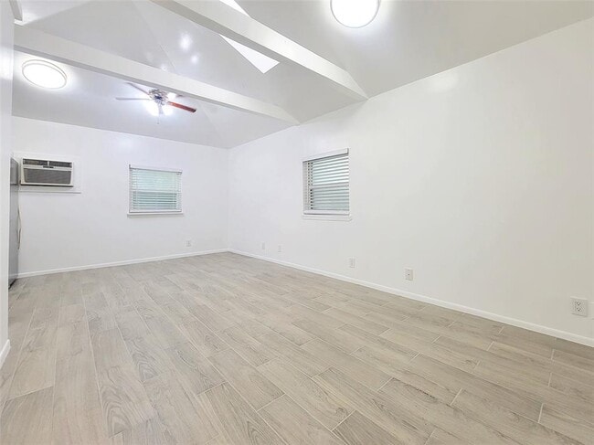 Building Photo - 1014 1/2 E 38th St