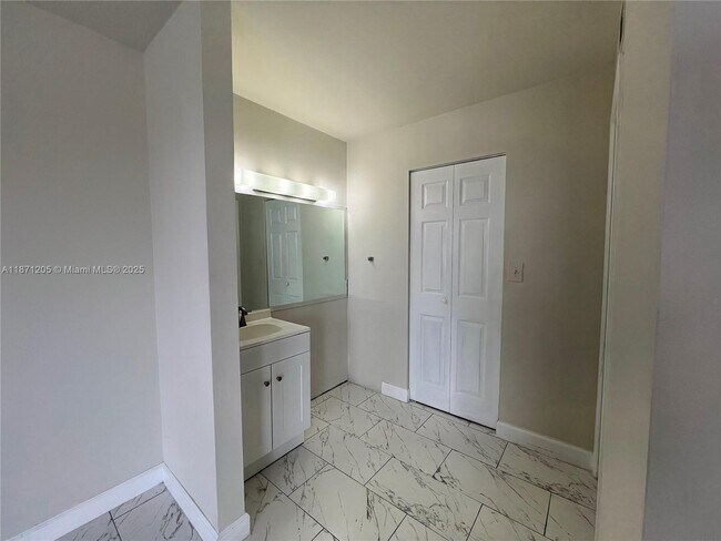 Building Photo - 480 W Park Dr