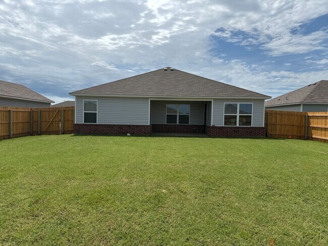 Building Photo - Charming 4 bedroom, 2 bath house located B...
