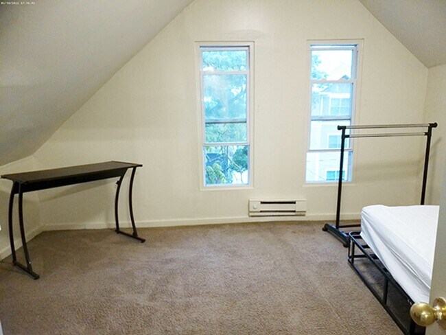 Building Photo - 4 Bedroom Duplex Close to Campus! - 6/1/26