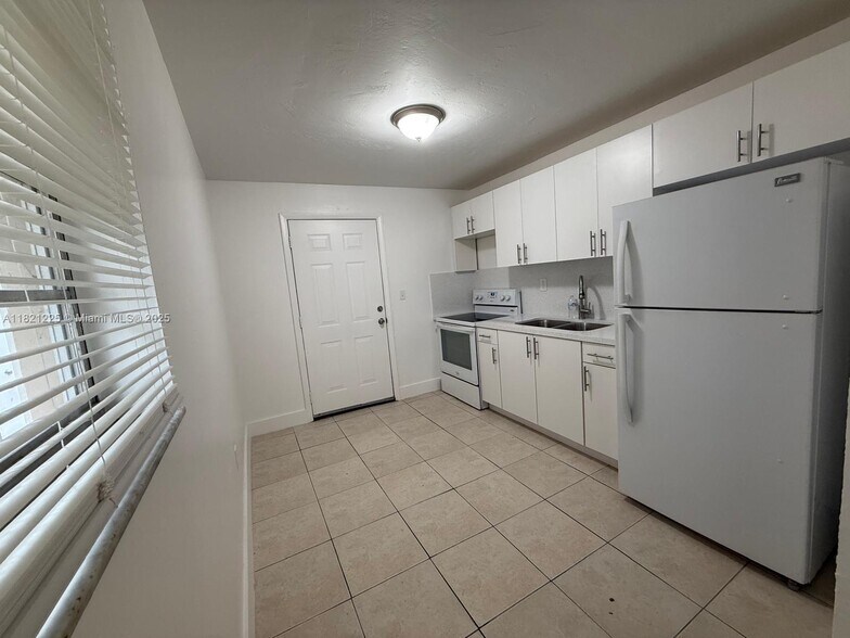 Building Photo - 1745 NW 47th Ter