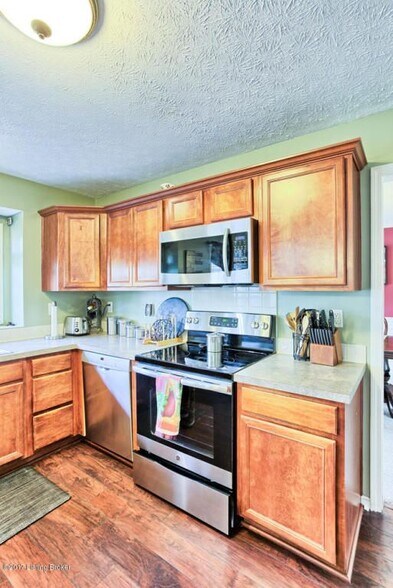Perfect to cook home meals - 9217 Eminence Ct