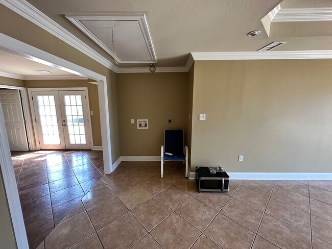 Building Photo - Lovely 4 Bedroom Home