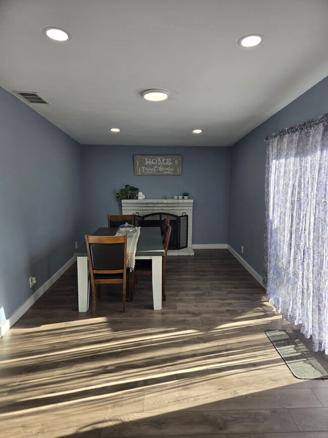 Building Photo - Beautifully Updated 3 Bed, 2 Bath Single S...