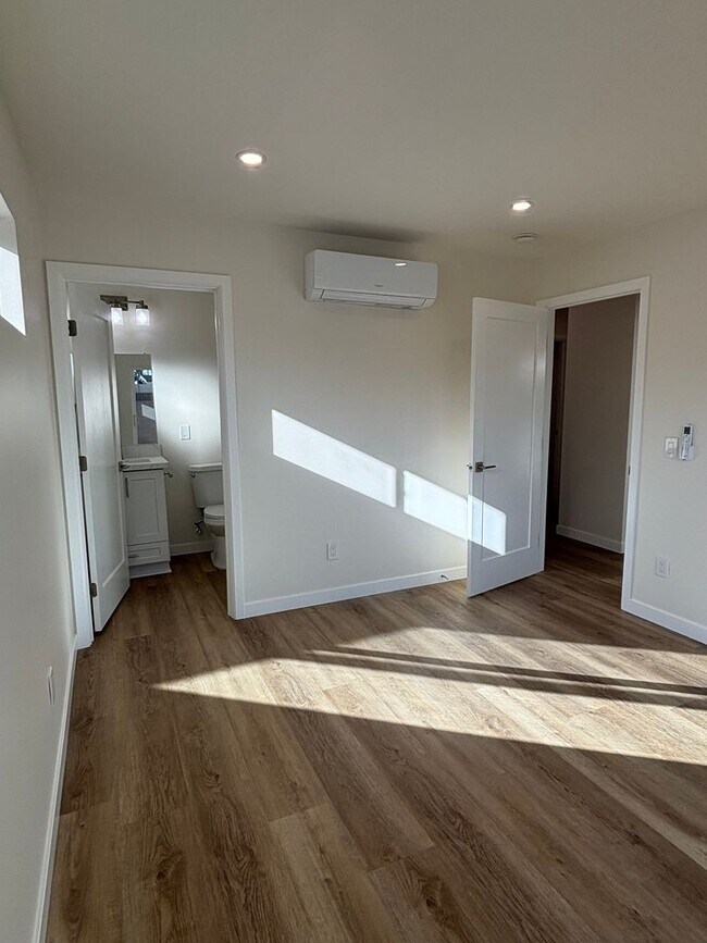 Building Photo - 15526-15528 Cameo Ave