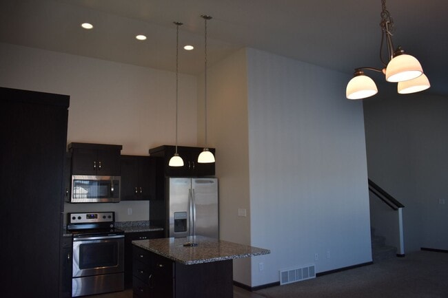 Building Photo - 3 Bed 3 Bath Single Family Home