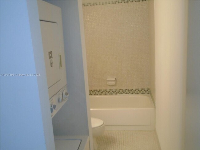 Building Photo - 4176 Inverrary Dr