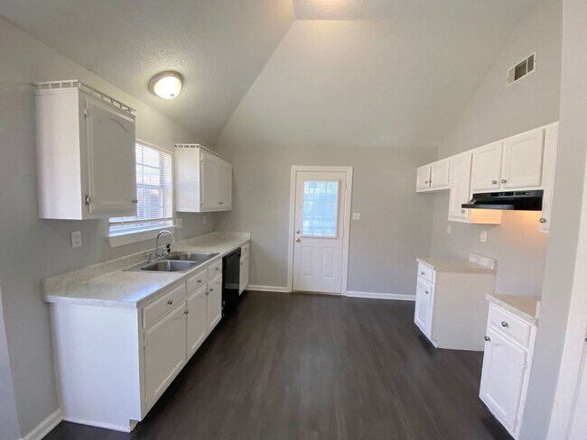 Building Photo - 2794 Laura Cir E