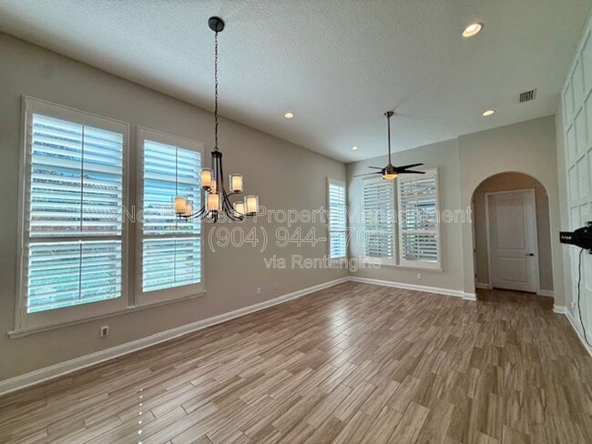 Building Photo - 628 Town Plaza Ave