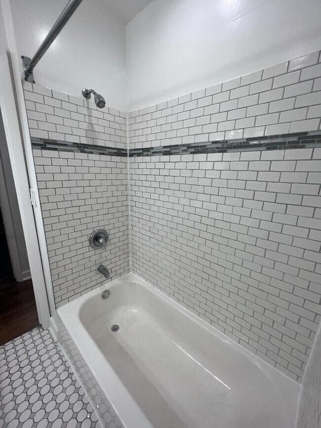 Building Photo - 2449 N Maplewood Ave