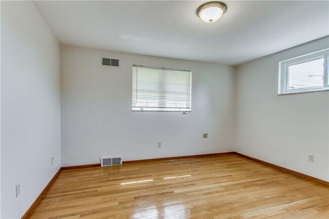 Building Photo - Beautiful 3 Bed / 1.5 Bath with Garage and Large Yard - Available May!!