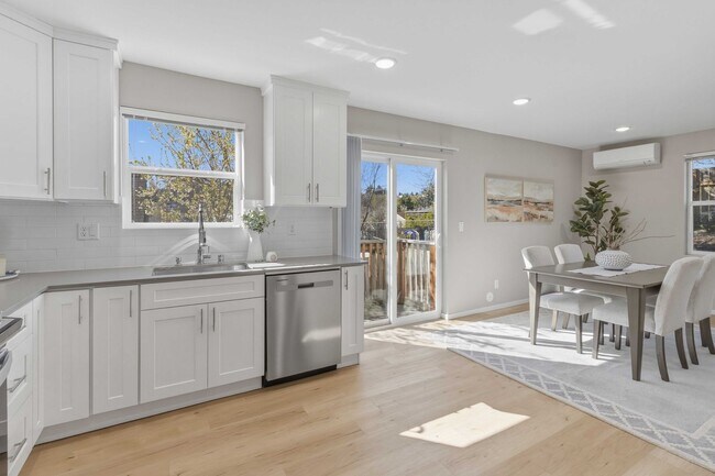 Building Photo - 3Bd/3Ba Seattle Home
