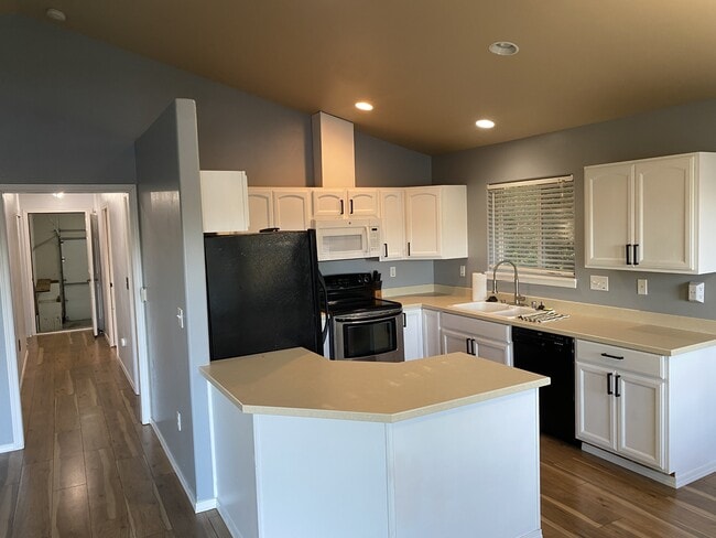 Building Photo - 348 Cockle St SW