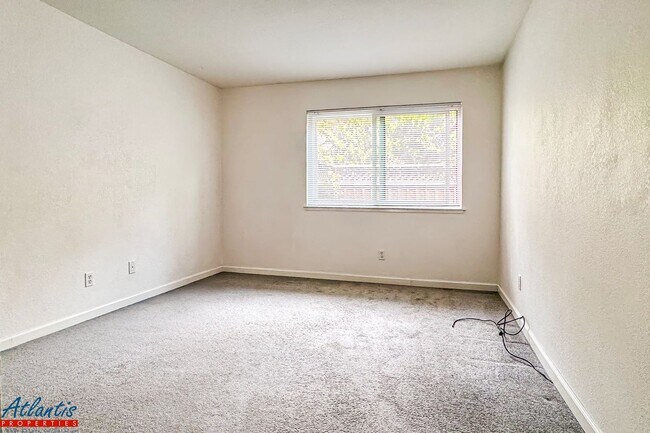 Building Photo - Pebble Creek | Lovely Condo | Prime Location