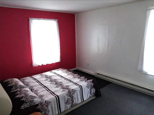 Building Photo - 868 Main St