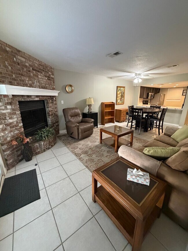 Building Photo - Coastal Living in the Heart of Destin