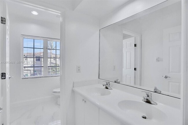 Building Photo - 21032 NE 32nd Ave