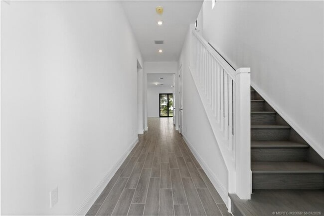 Building Photo - 870 SW Newfield Ave