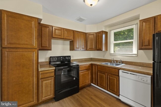 Building Photo - 5508 Spruce Dr