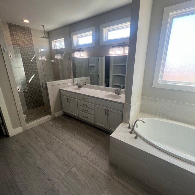 Building Photo - 1622 Prop Dr